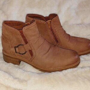 Clarks Hearth Faye Ankle Boot - Tan Nubuck Leather